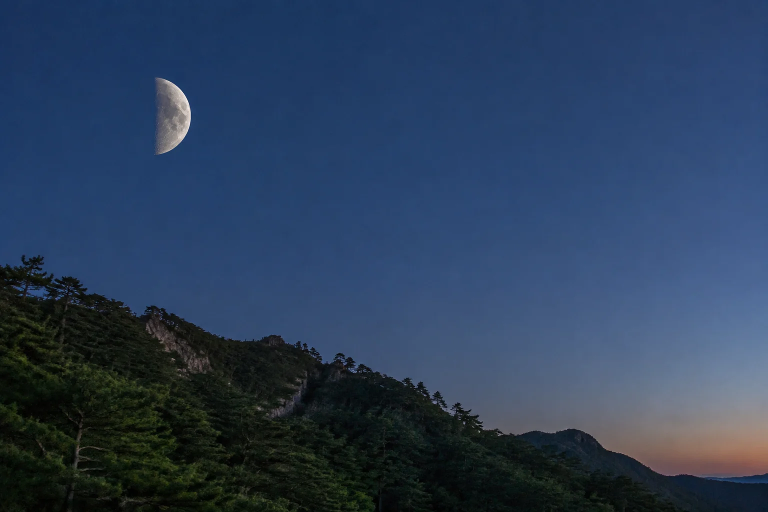 2033년 6월 상현달 안내용 AI 생성 풍경. 실제 관측 사진 아님.
