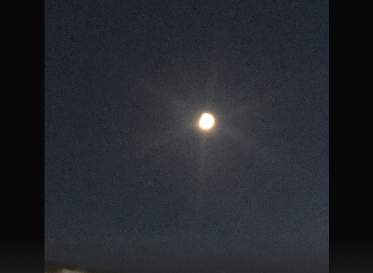 2020년 9월 22일 현재 달 모양 사진
