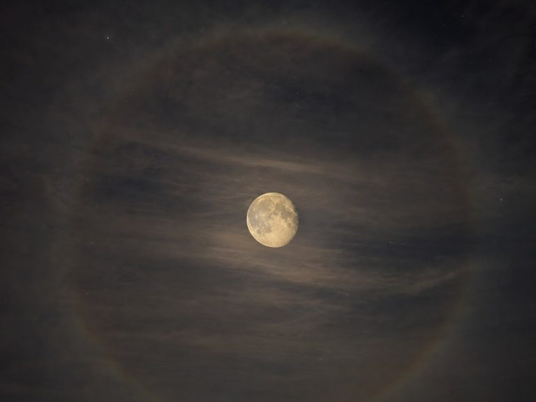 이날 올라온 달 사진