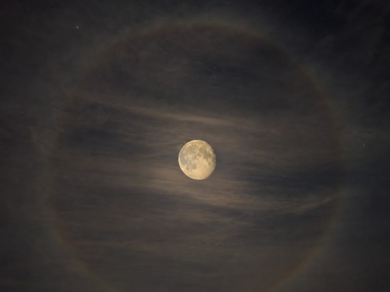 이날 올라온 달 사진