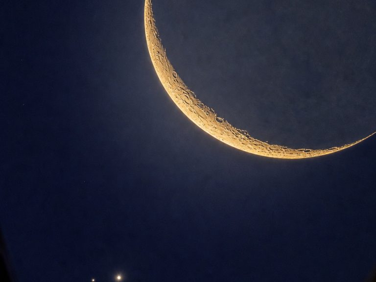 이날 올라온 달 사진