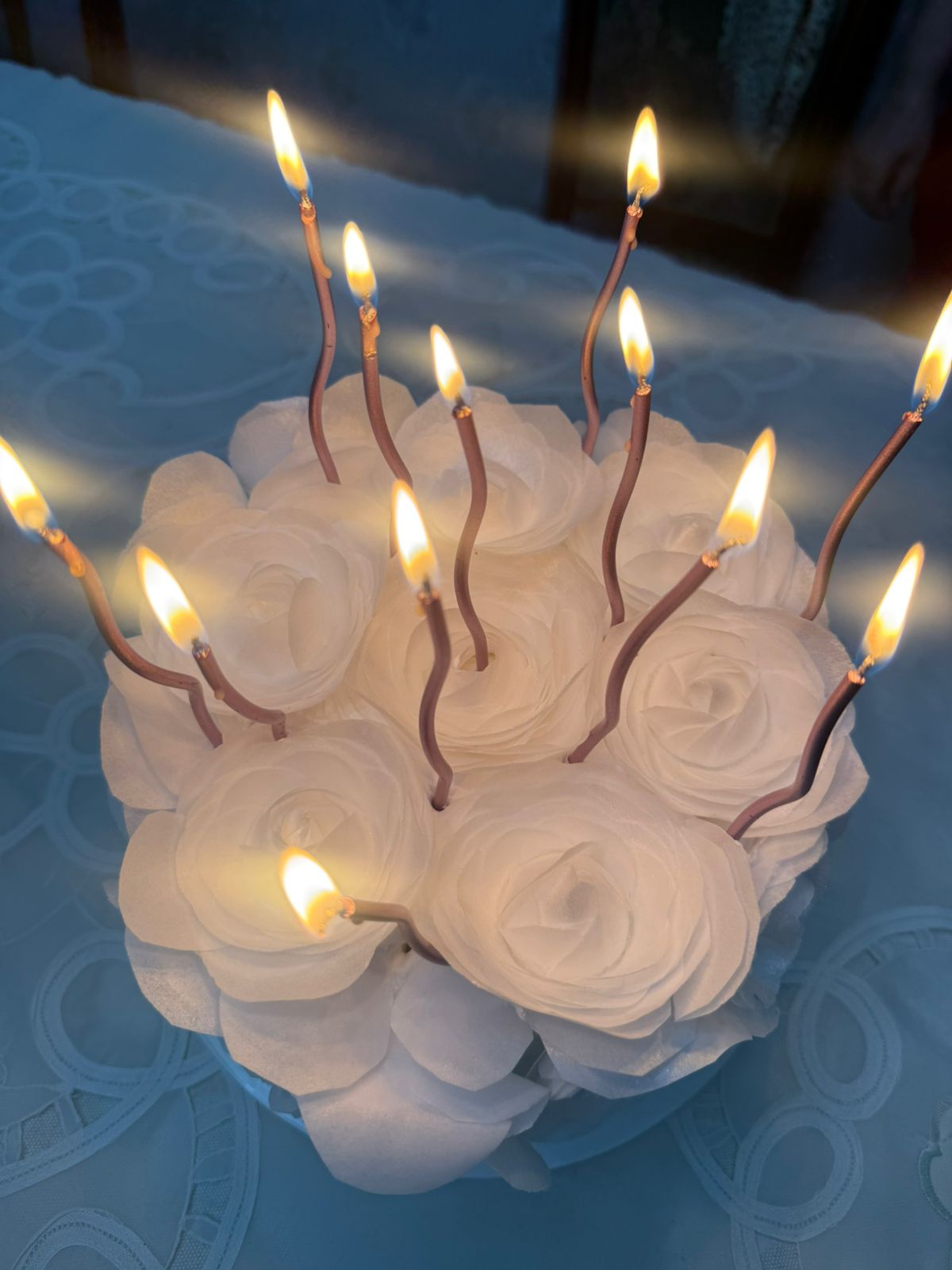 생일 축하를 위해 초를 꽂은 케이크