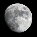 검은 배경에 밝은 면과 표면 무늬가 보이는 달의 참고 사진