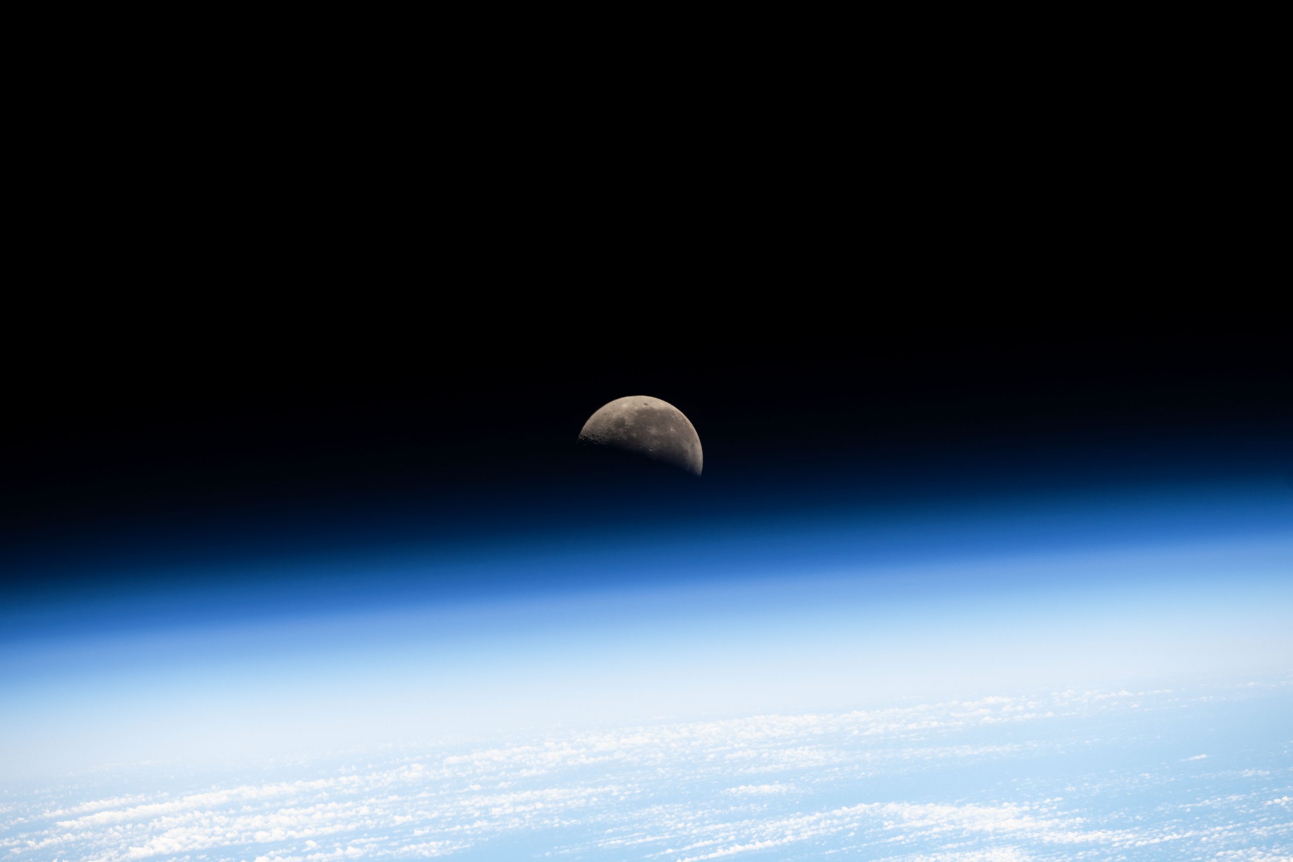국제우주정거장에서 지구 대기 위로 보이는 달을 촬영한 NASA 사진